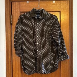 Gap brown button-up medium shirt w line & peg pattern.